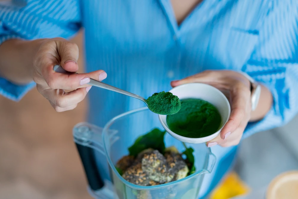 Spirulina jest świetnym źródłem białka. Ponadto jest bogata m.in. w aminokwasy egzogenne, chlorofil, przeciwutleniacze, witaminy i minerały.artościowe uzupełnienie diety.