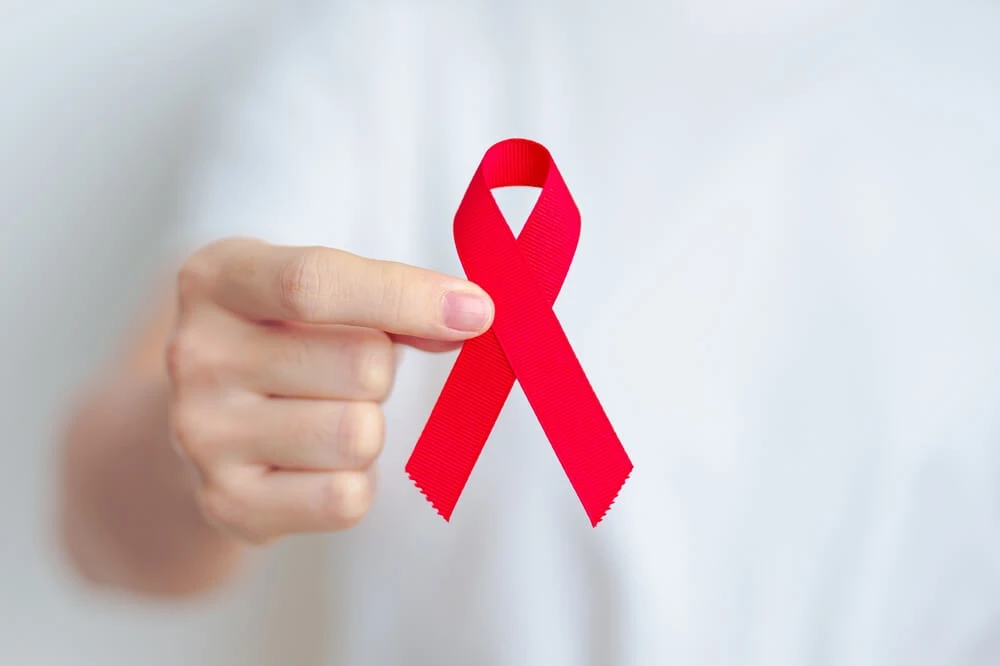PrEP zmniejsza ryzyko zakażenia HIV. Terapia PrEP polega na przyjmowaniu tabletek regularnie 1x dziennie.