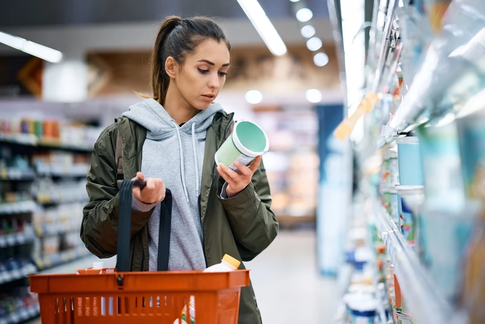 Osoby z ortoreksją często czytają składy produktów.
