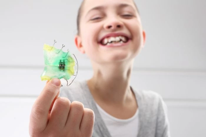 Podczas leczenia ortodontycznego wykorzystywane są różnego rodzaju aparaty ortodontyczne