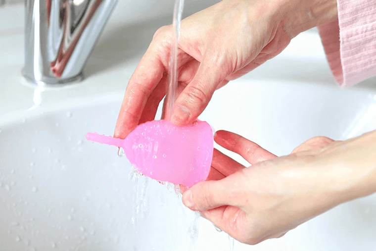 Kubeczek wykonany z&nbsp;najwyższej jakości silikonu medycznego należy czyścić po każdym opr&oacute;żnieniu go z&nbsp;krwi menstruacyjnej. Zdjęcie: SvetlanaParnikova / Shutterstock  &nbsp;