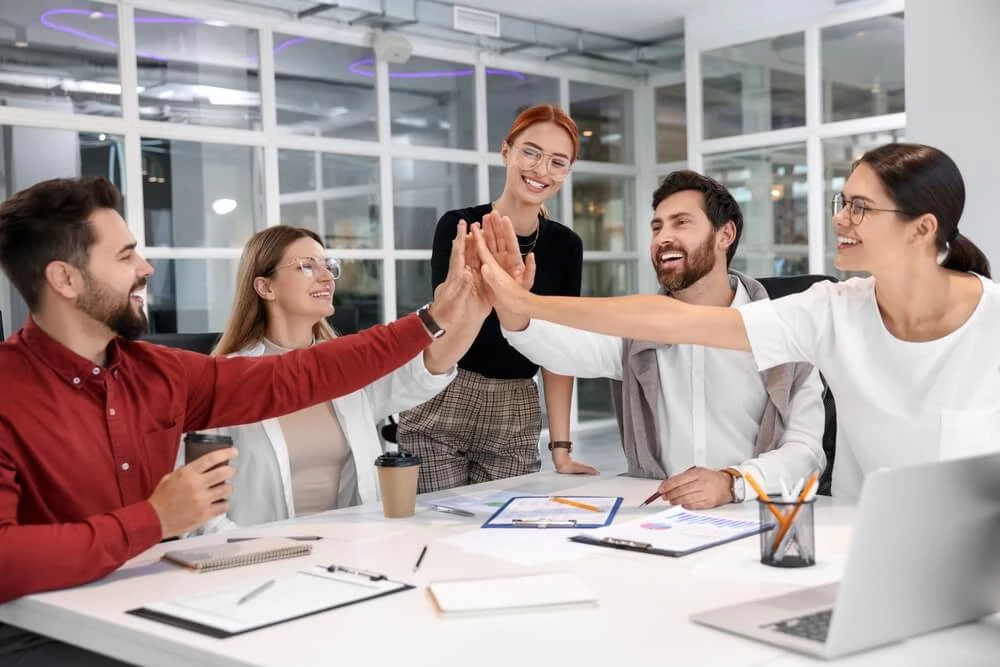 Dobra atmosfera w pracy ma szczególny wpływ na produktywność i zdrowie psychiczne pracowników. Zdjęcie: Shutterstock / New Africa