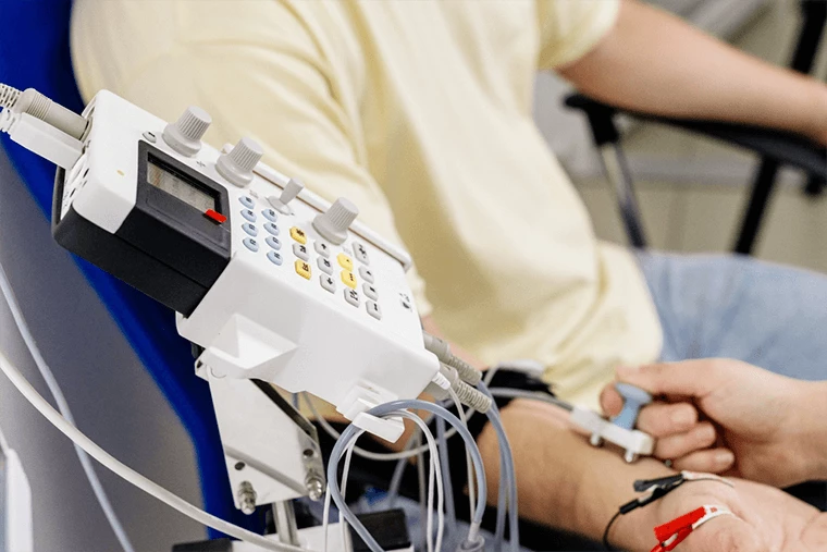 Jak zbadać tężyczkę? W&nbsp;diagnostyce wykorzystuje się badanie elektromiografii (EMG).&nbsp;Zdjęcie: wedmoments.stock / Shutterstock 