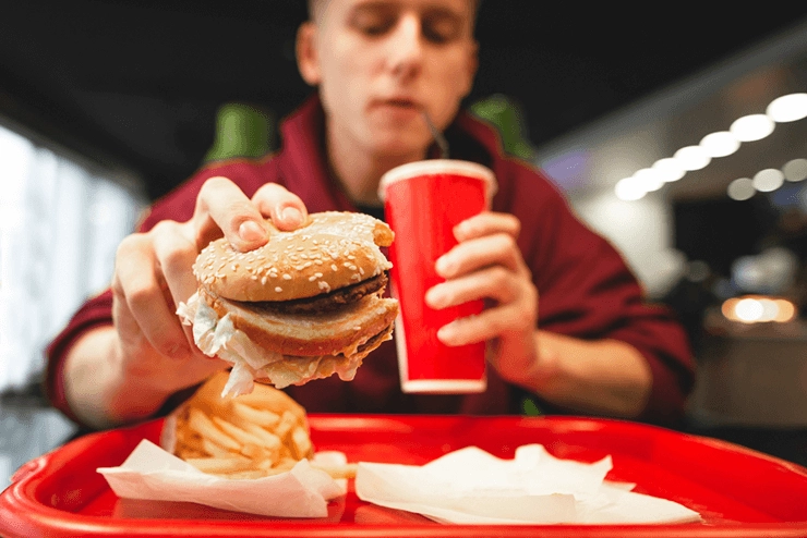 Jak pozbyć się brzucha kortyzolowego? Warto unikać m.in. potraw typu fast food. Zdjęcie: Shutterstock