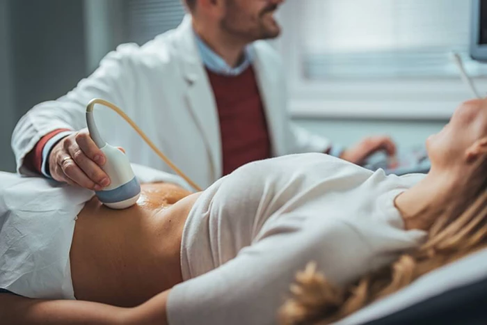 Jak wygląda USG brzucha? Lekarz wykonujący badanie. Zdjęcie: Dragana Gordic / Shutterstock