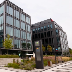 View from the street of the Medicover Krakowiaków building