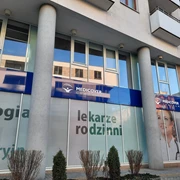 Centrum Medicover Świętkrzyska widok z&nbsp;ulicy