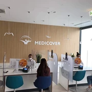 plac&oacute;wka Medicover Czerwone Maki widok recepcji