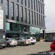 plac&oacute;wka Medicover Bora Komorowskiego z&nbsp;zewnątrz od parkingu