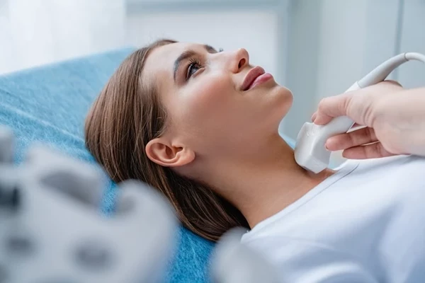 Pacjentka podczas badania USG tarczycy w&nbsp;Medicover Katowice Graniczna