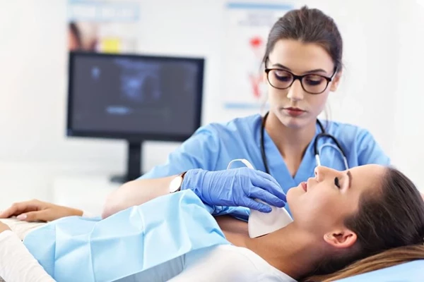 Lekarz wykonujący USG tarczycy w&nbsp;Centrum Medicover Globis we Wrocławiu