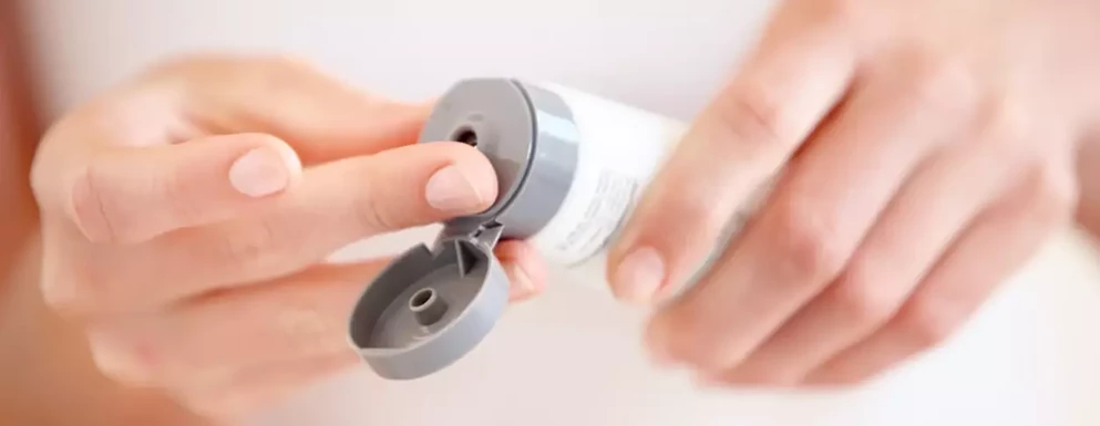Jak pielęgnować suchą skórę rąk?