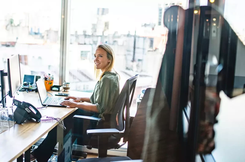 Jak zorganizować stanowisko pracy przy komputerze? [WIDEO]