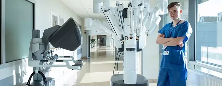 Dr n. med. Paweł Salwa z&nbsp;robotem chirurgicznym da Vinci.