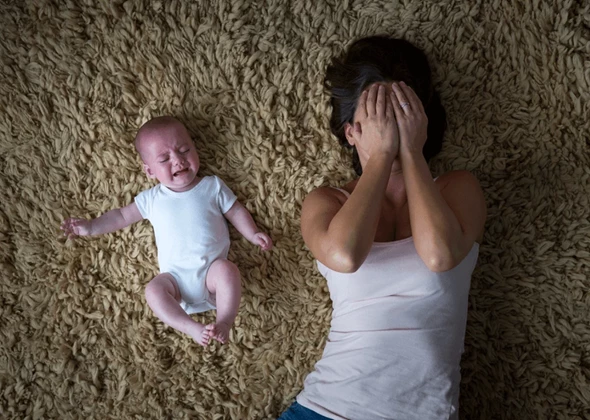 Objawy baby blues. Czym się różni od depresji poporodowej? 