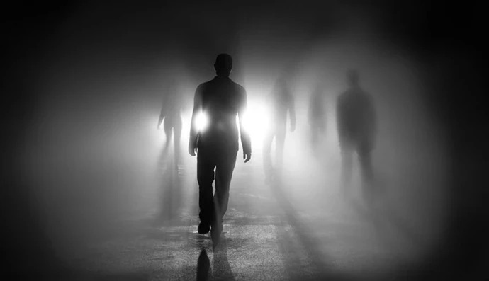Jak objawia się schizofrenia paranoidalna? Chory może słyszeć głosy, mieć urojenia prześladowcze, nie mieć zdolności do oceny rzeczywistości.