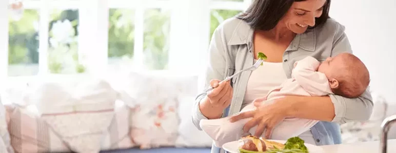 Jak powinna wyglądać dieta matki karmiącej? Zalecany produkty to m.in. razowe pieczywo, chude mięso, warzywa i&nbsp;owoce.