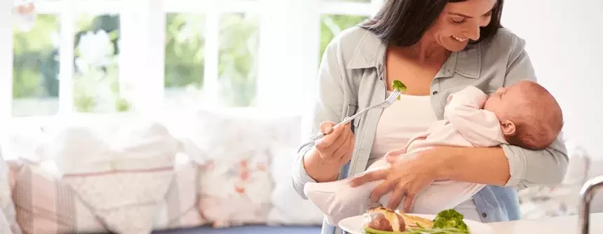 Jak powinna wyglądać dieta matki karmiącej? Zalecany produkty to m.in. razowe pieczywo, chude mięso, warzywa i&nbsp;owoce.