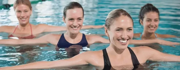 Aqua aerobik ile się chudnie? W&nbsp;ciągu 45 minut spalisz 500 kalorii.