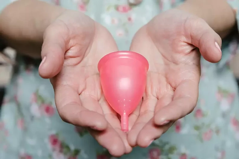 Kubeczek menstruacyjny - zalety, wady, jak używać i wybrać rozmiar kubeczka