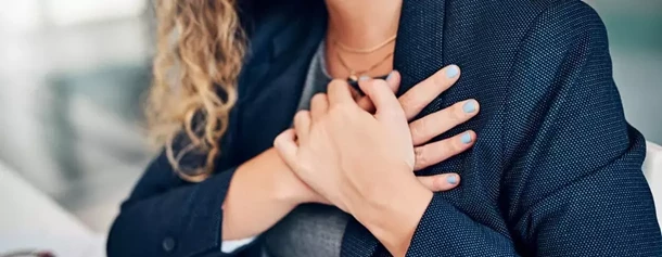 Ból, ucisk albo uczucie pieczenia w&nbsp;klatce piersiowej mogą świadczyć o&nbsp;różnych problemach zdrowotnych. W&nbsp;takim przypadku konieczna jest natychmiastowa diagnostyka i&nbsp;wprowadzenie leczenia.