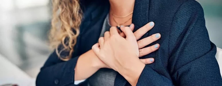 Ból, ucisk albo uczucie pieczenia w&nbsp;klatce piersiowej mogą świadczyć o&nbsp;różnych problemach zdrowotnych. W&nbsp;takim przypadku konieczna jest natychmiastowa diagnostyka i&nbsp;wprowadzenie leczenia.