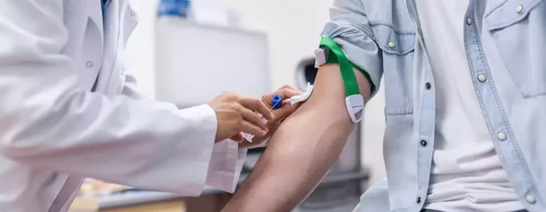 Diagnostyka alergii z&nbsp;krwi. Uporczywy kaszel, katar, wysypka bądź duszności, mogą być odpowiedzią układu odpornościowego na alergeny.