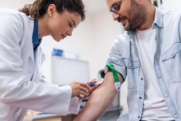 Diagnostyka alergii z&nbsp;krwi. Uporczywy kaszel, katar, wysypka bądź duszności, mogą być odpowiedzią układu odpornościowego na alergeny.