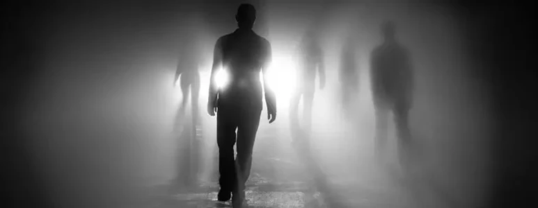 Jak objawia się schizofrenia paranoidalna? Chory może słyszeć głosy, mieć urojenia prześladowcze, nie mieć zdolności do oceny rzeczywistości.