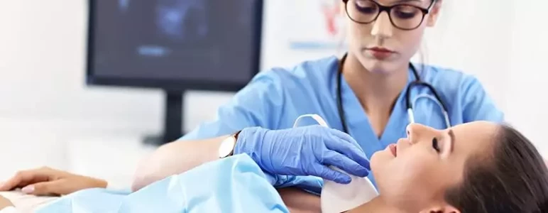Lekarz wykonujący USG tarczycy w&nbsp;Centrum Medicover Globis we Wrocławiu