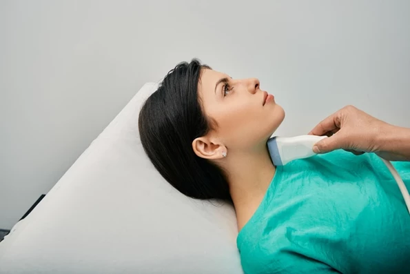 Pacjentka podczas badania USG tarczycy w&nbsp;Medicover Gdańsk Forum. 