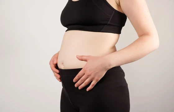 Endobelly (brzuch przy endometriozie) – przyczyny, objawy i&nbsp;sposoby łagodzenia bólu